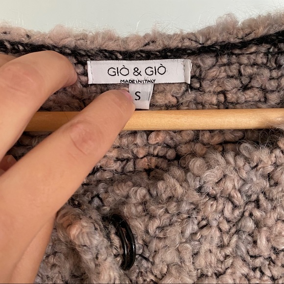 Long cardigan with pockets and one button closure - Picture 2 of 6